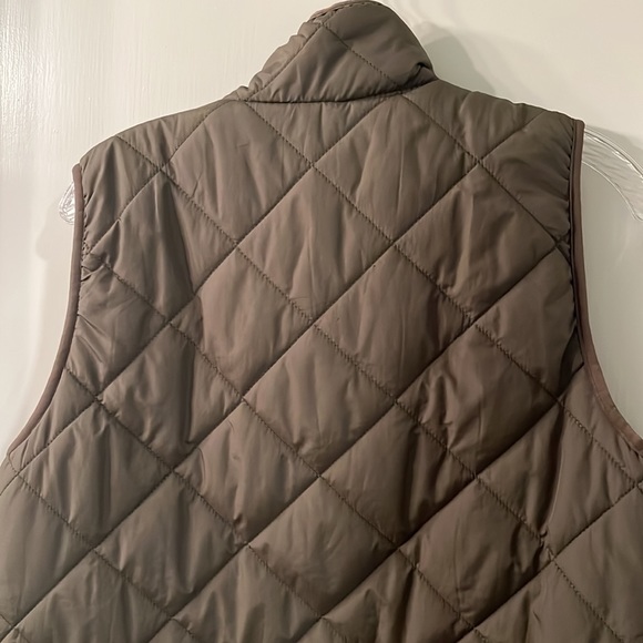 Olive green puffer vest size medium - Picture 13 of 14